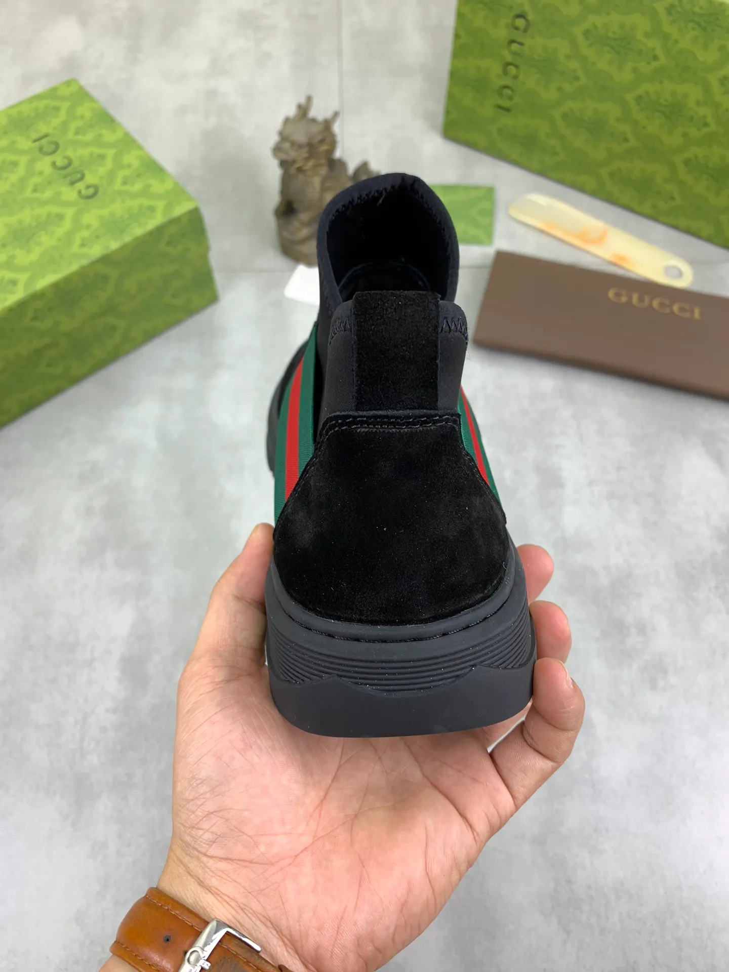Men's shoes 💰P480 new style, sheepskin and velvet lining, new Gucci (Gucci) high-tops are on the market, new men's shoes, 😘fabrics are selected from original imported calfskin. Soft sheepskin lining and warm fleece lining. The original version is awesome! 👍🏿Original open-molded non-slip PU outsole, with exquisite lines, simple and elegant, super comfortable and classy on foot, suitable for leisure travel. Code number:38-44
